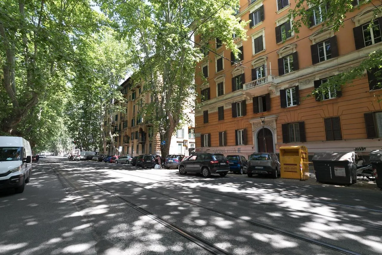 Queen Meg Roma 0*, Rome Italy