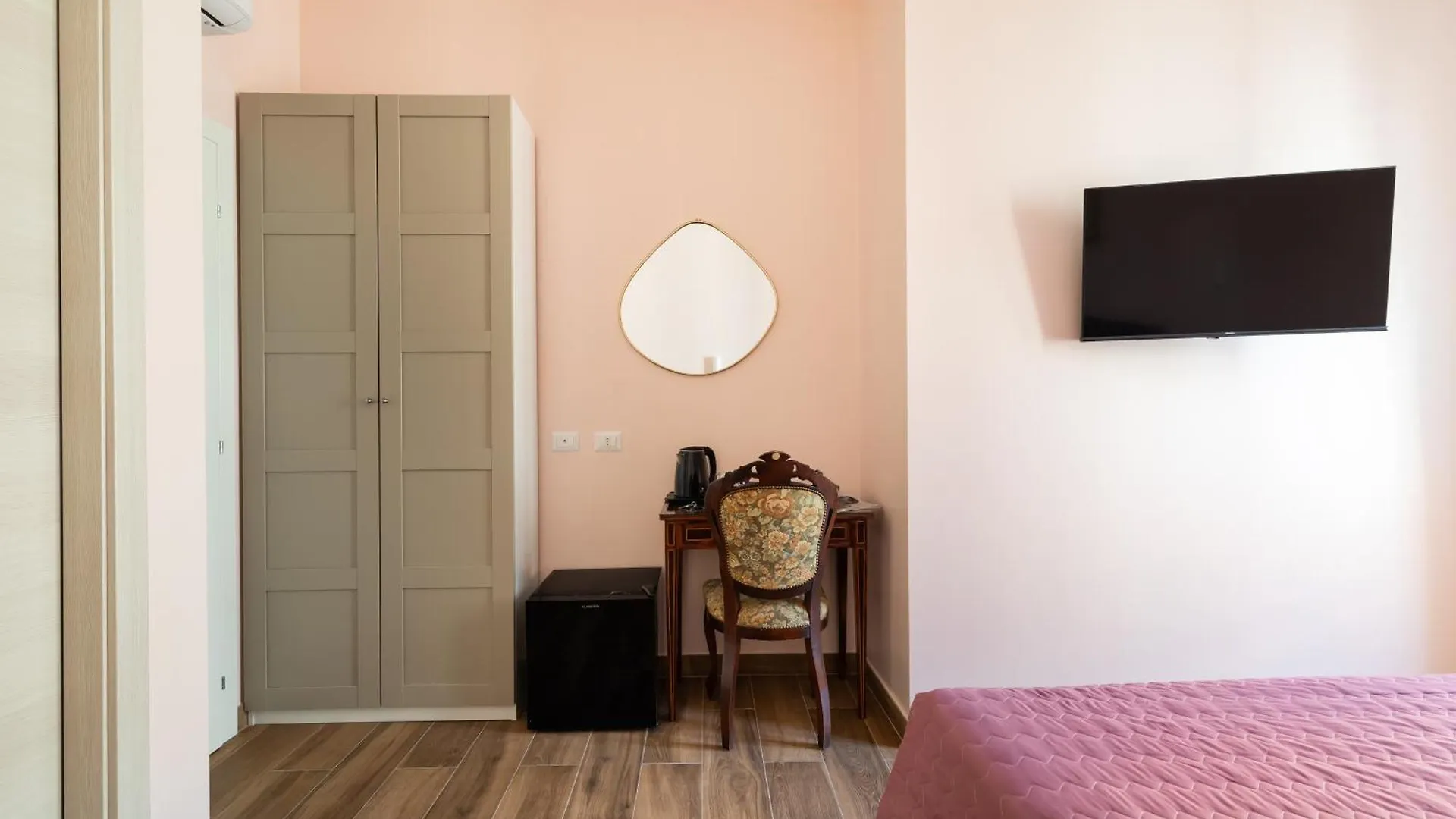 Queen Meg Roma Guest house